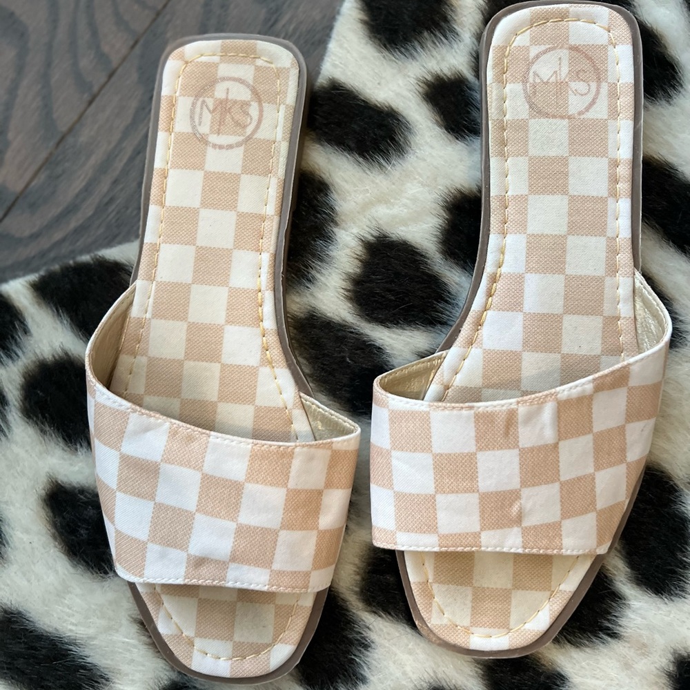 Fabric checkered tan and white boutique brand slides size 7.5